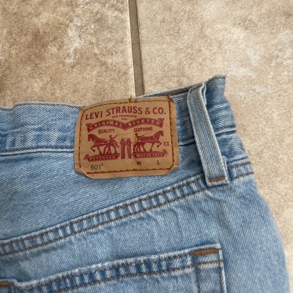 Levi's 501 Women's Light Wash Distressed Denim Cutoff Jean Shorts Size large NWT - Picture 4 of 8